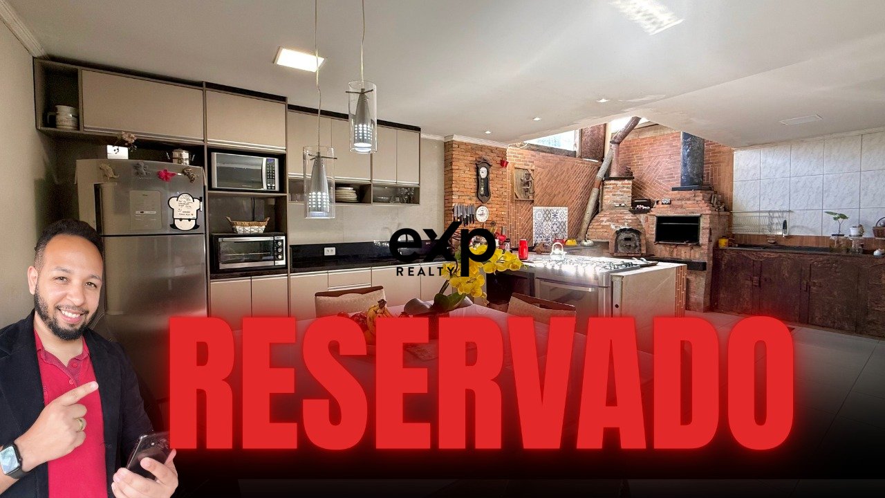 Sobrado à venda em Curitiba, Rua Oscar Edvin Villam Erlund 71 Cajuru Curitiba 82990-452, 220 m²
