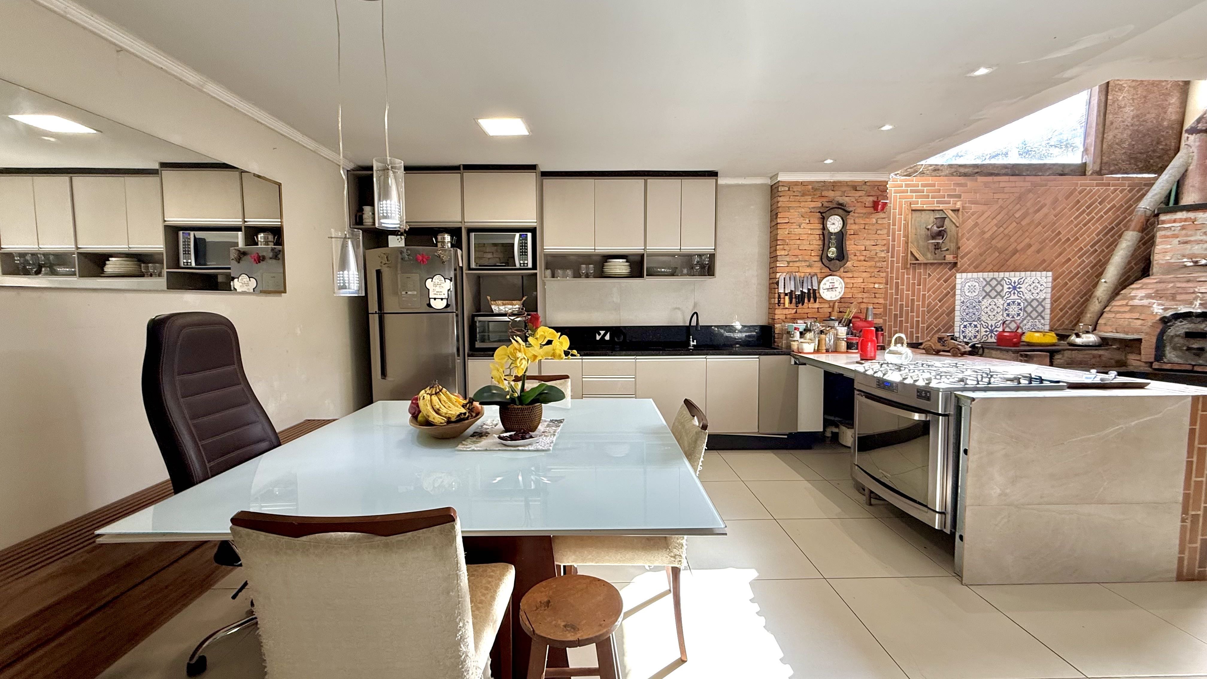 Sobrado à venda em Curitiba, Rua Oscar Edvin Villam Erlund 71 Cajuru Curitiba 82990-452, 220 m²