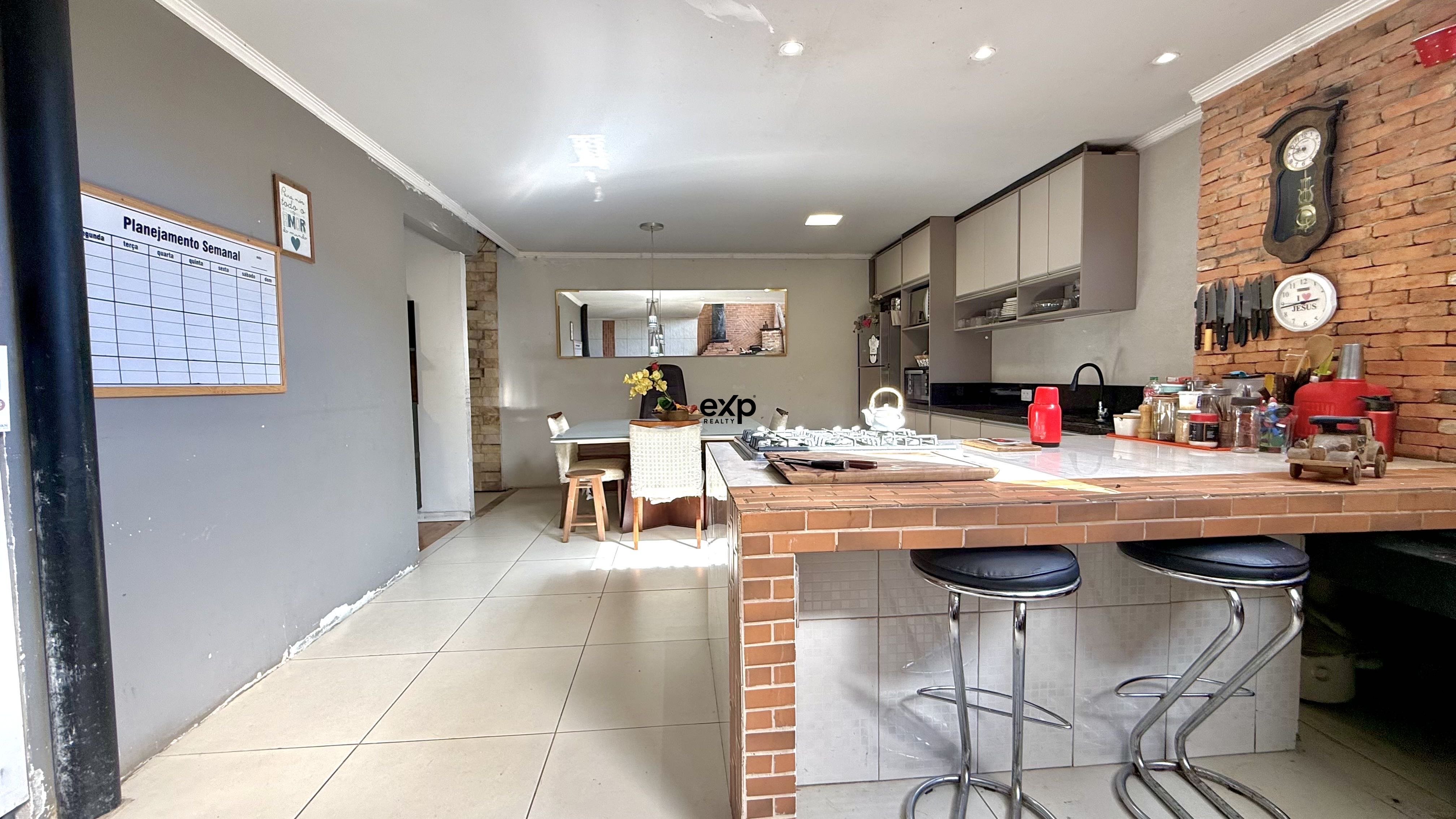 Sobrado à venda em Curitiba, Rua Oscar Edvin Villam Erlund 71 Cajuru Curitiba 82990-452, 220 m²