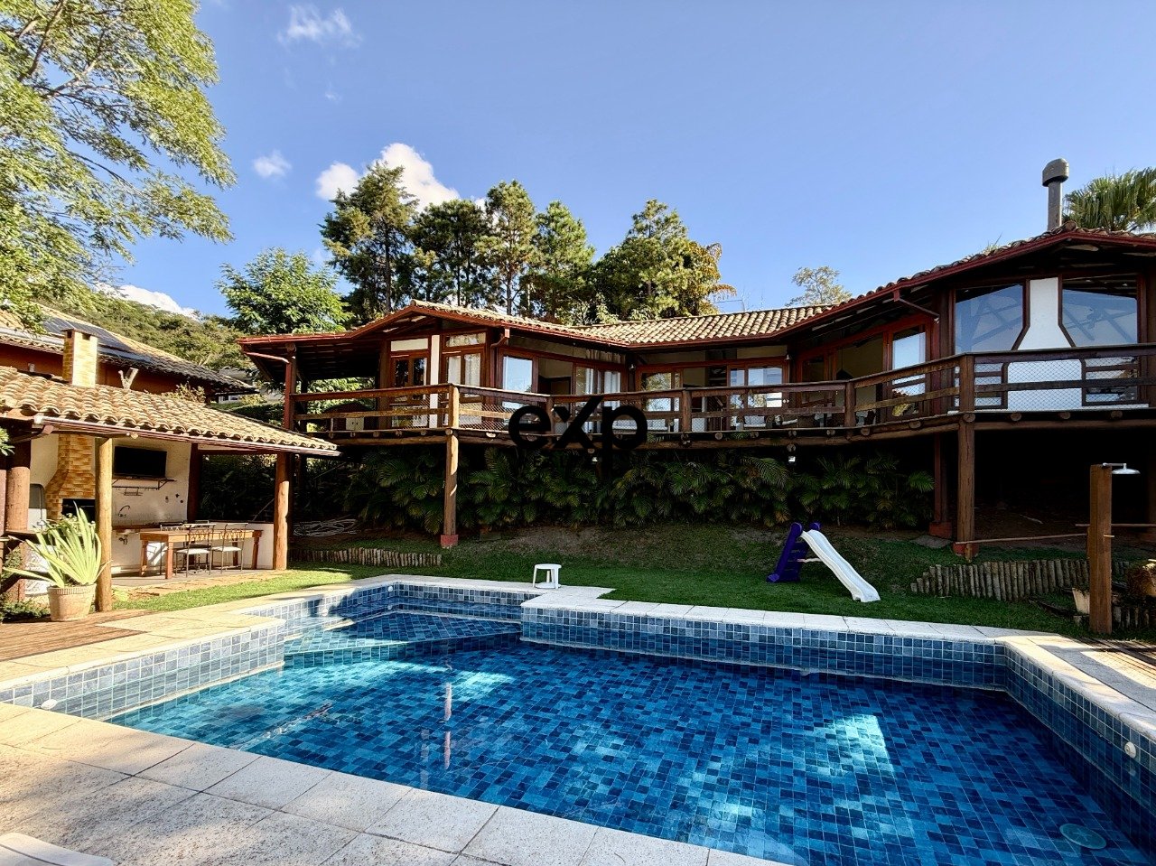 Casa Locação em Condomínio em Pedro do Rio | 4 suítes por R$ 12.000,00/mês - Petrópolis/RJ