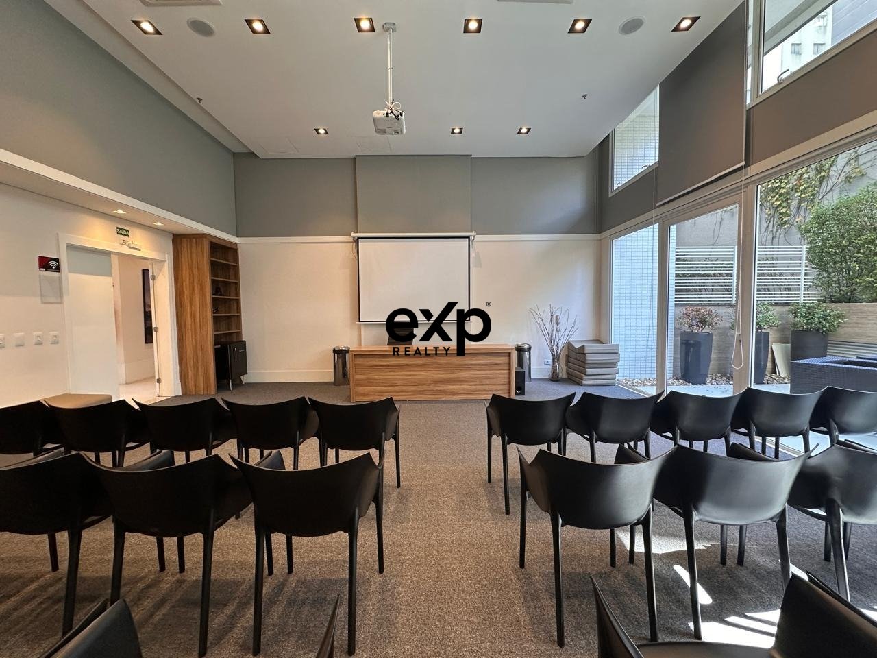 Sala comercial com vaga de garagem