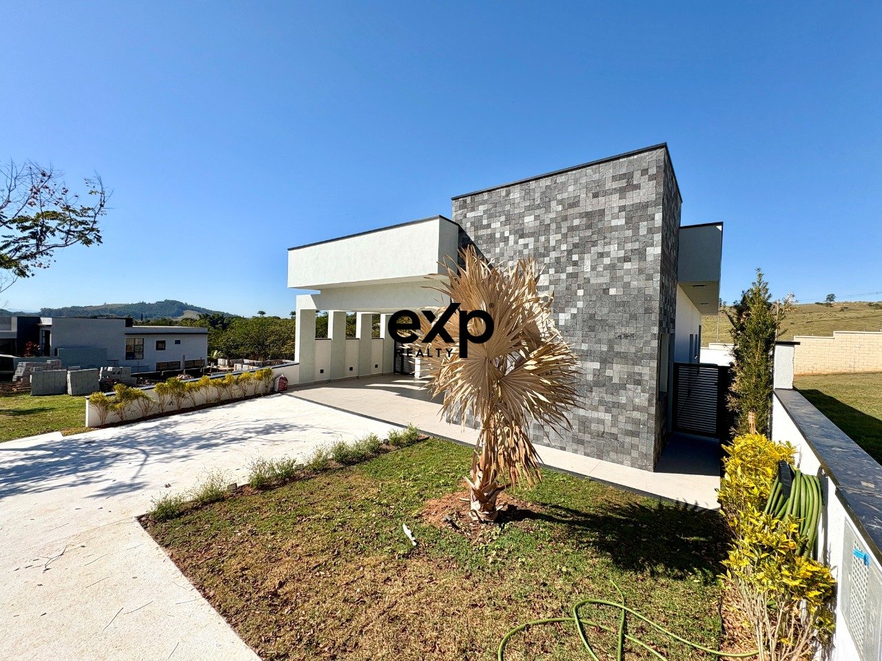 Casa em Condomínio à venda em Itatiba, Carmelo Scarparo 56 Residencial Fazenda Santa Rosa - Fase 1 Itatiba 13255-472, 390 m²