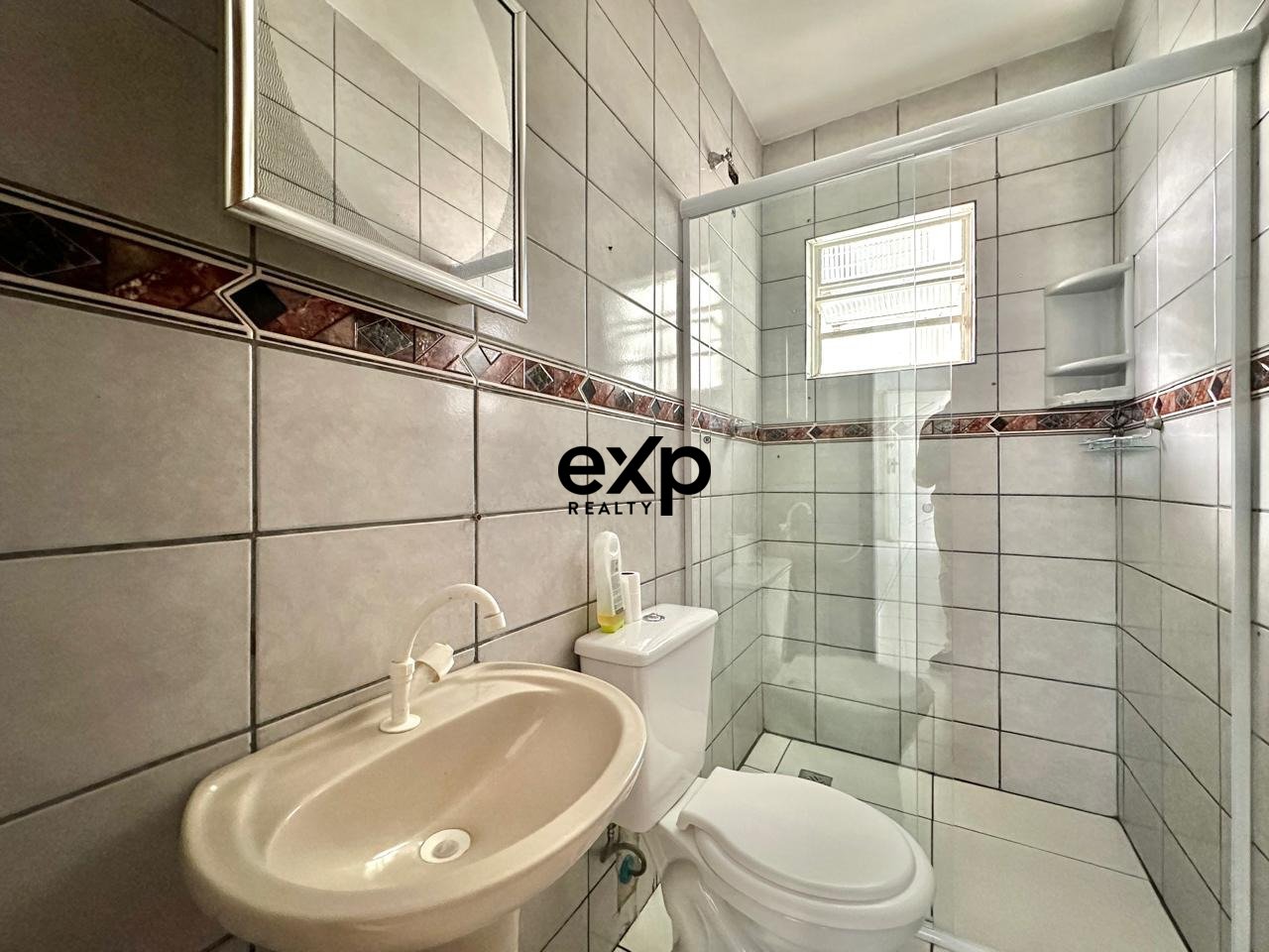 Casa em ótima localização, bairro Braga, a poucos metros da rua Joinville, próximo a vários comércios e serviços essenciais.