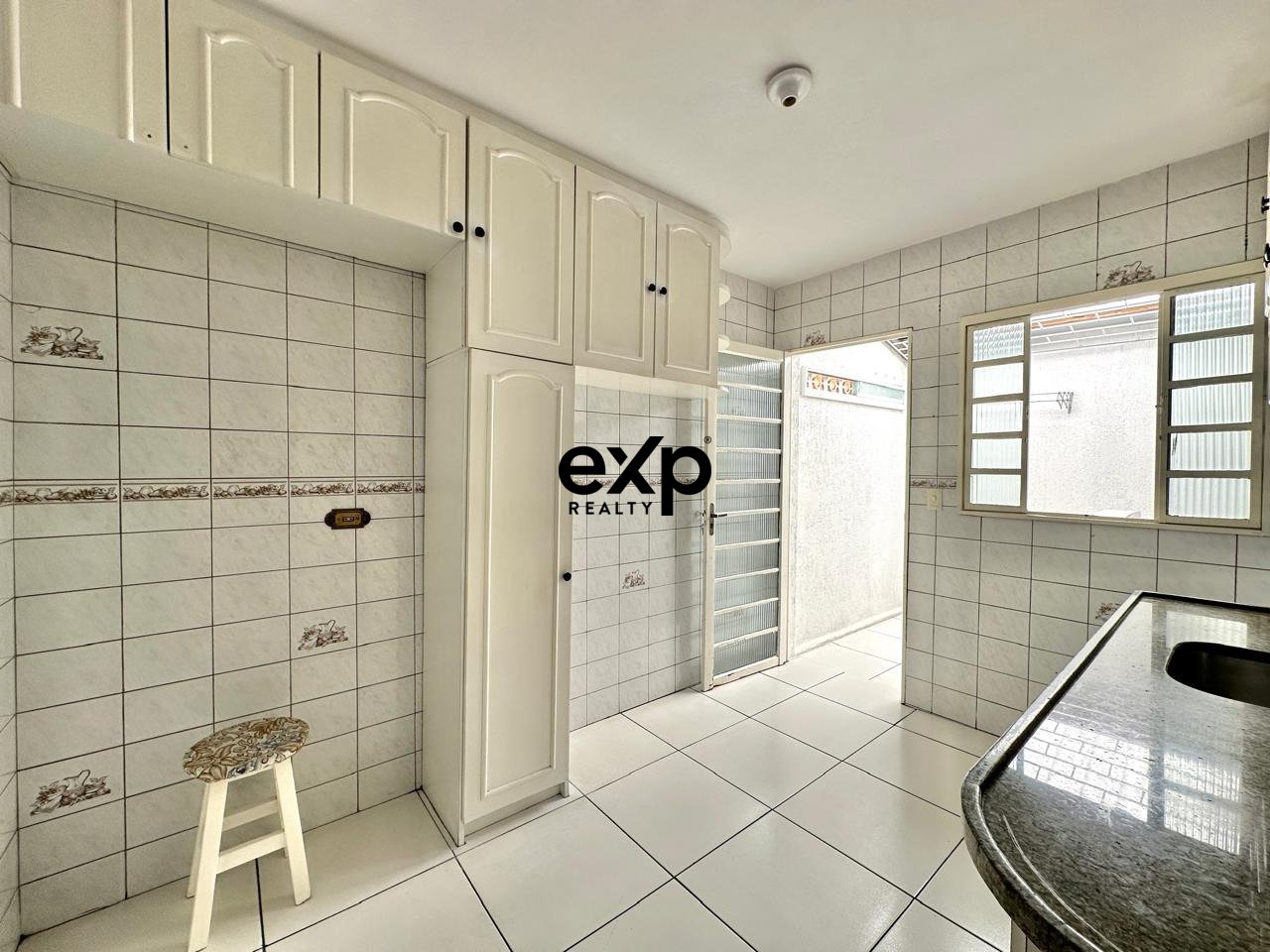 Casa em ótima localização, bairro Braga, a poucos metros da rua Joinville, próximo a vários comércios e serviços essenciais.