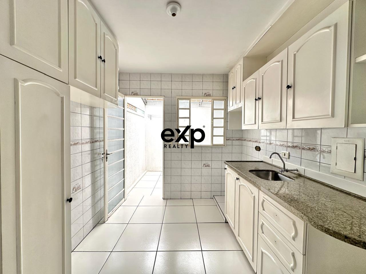Casa em ótima localização, bairro Braga, a poucos metros da rua Joinville, próximo a vários comércios e serviços essenciais.