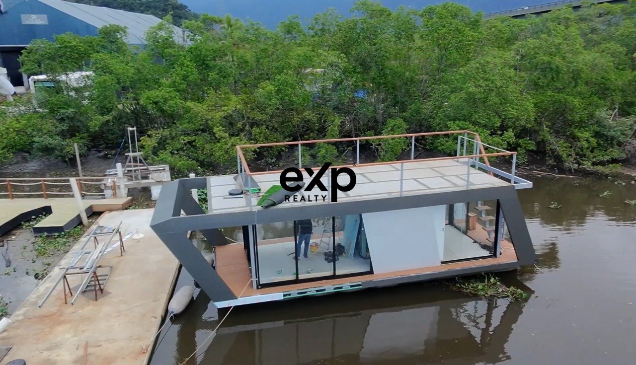 HOUSE BOAT