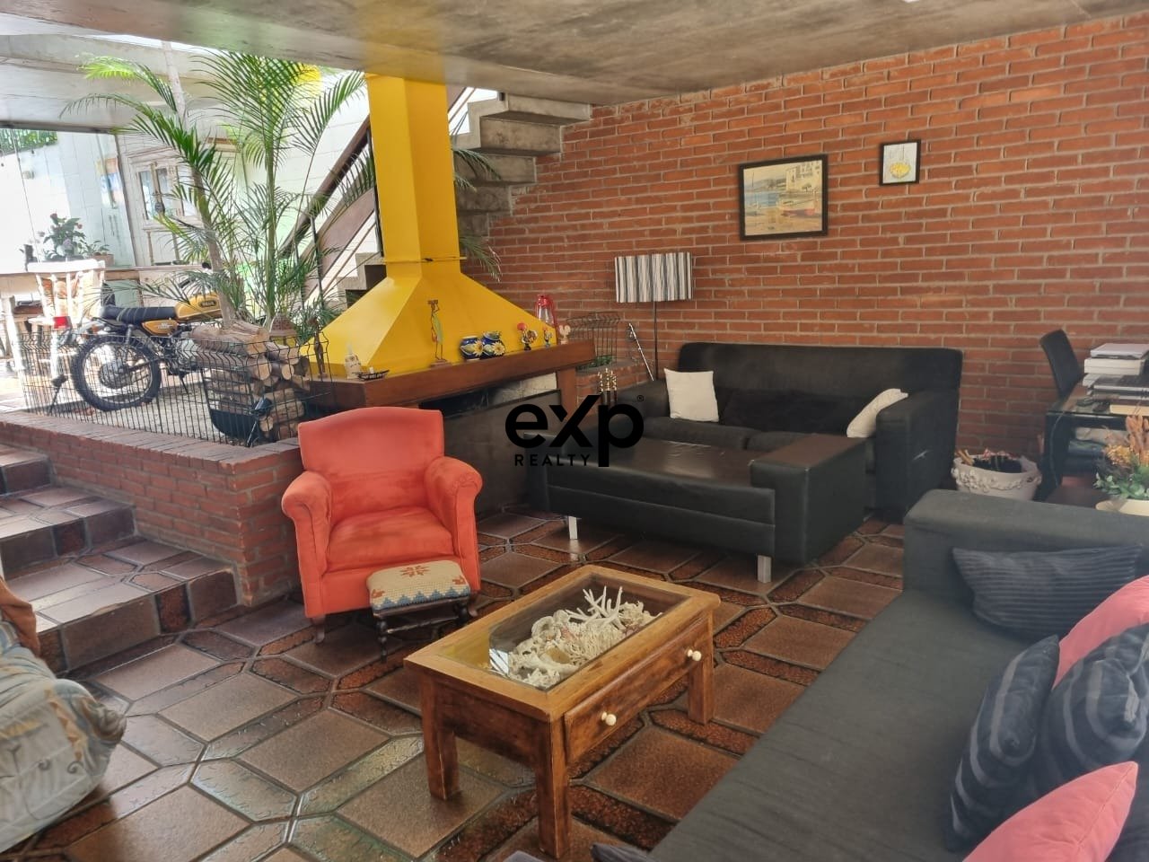 Casa de vila, construída por arquiteto, estilo rustico, com jardim de inverno, lareira e claraboia como pontos centrais da casa.