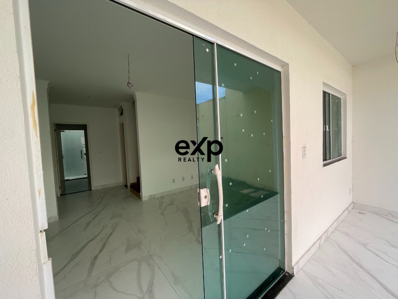Duplex Novo, Nunca Habitado! 3/4 com Suíte e Garagem a 1,5 km da Praia de Ipitanga - Pronto para Morar!