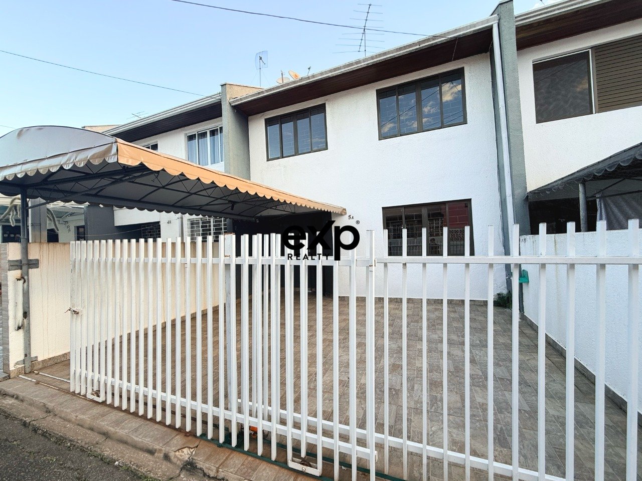 Sobrado para Locação no bairro Fanny com 3 Quartos.