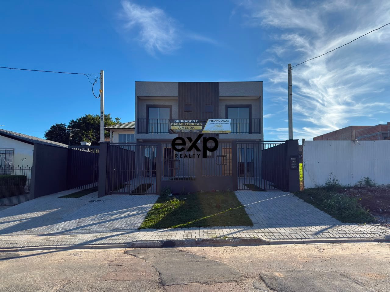 Sobrado à venda em Curitiba, Cambé 822 Sítio Cercado Curitiba 81900-480, 100 m²