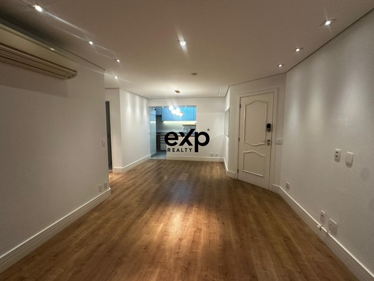 Apartamento Recém-Reformado com Ar-Condicionado em Todos os Ambientes, Lareira e Marcenaria Planejada