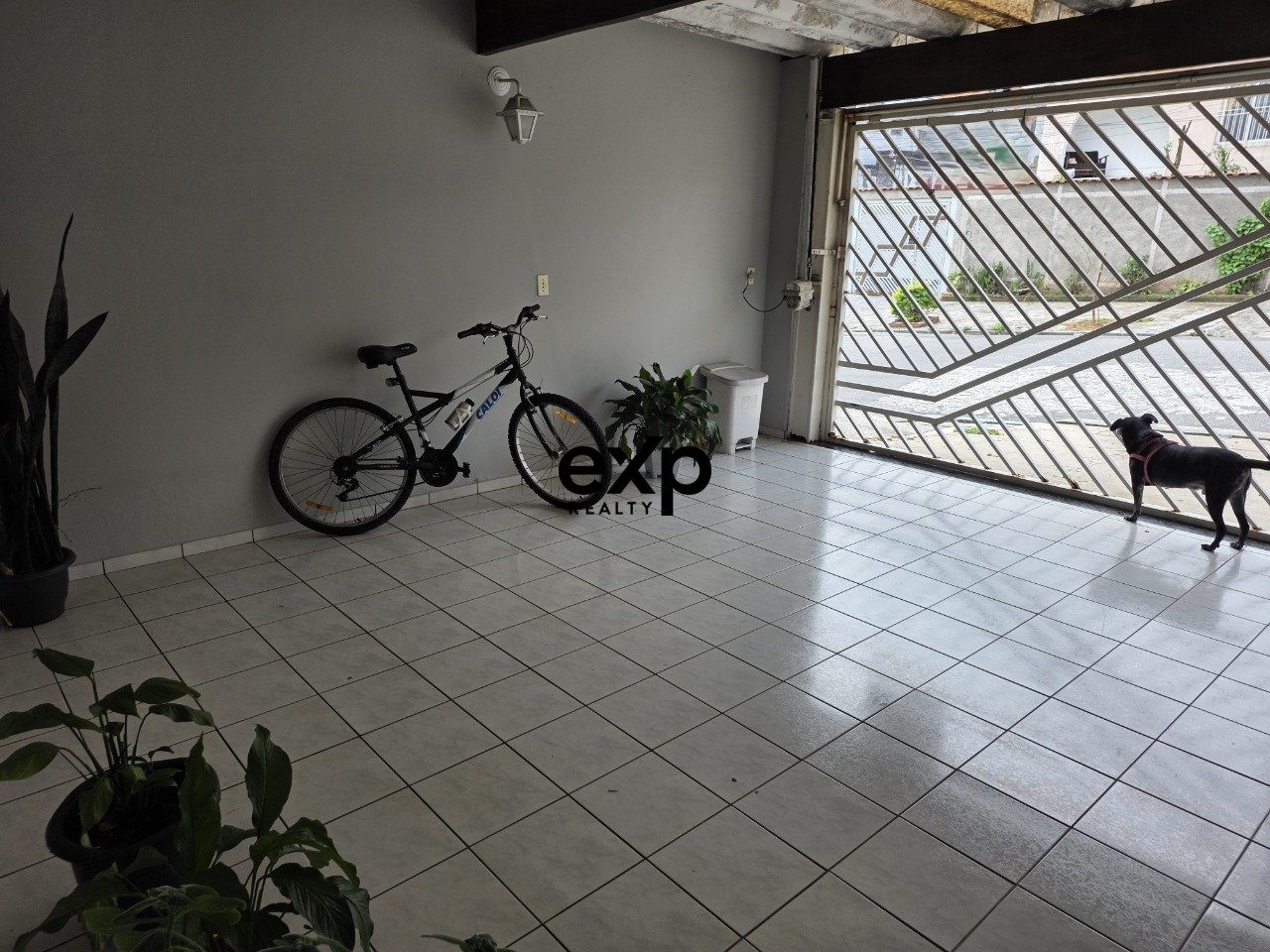 Casa de Bairro com 90m², 2 Vagas e dois Excelentes quartos e quintal