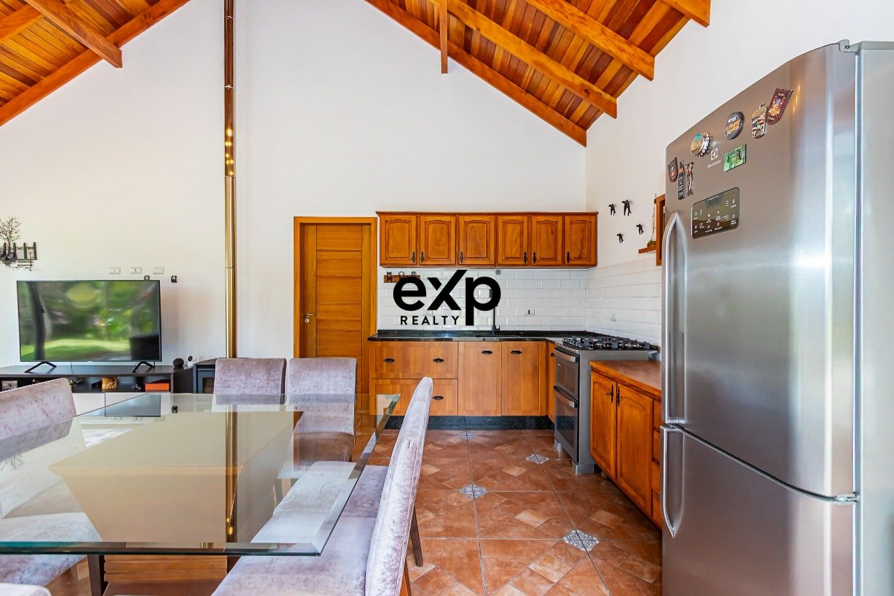 Chalé contemporâneo, próximo à Serra do Mar | P/ morar ou investir em Airbnb