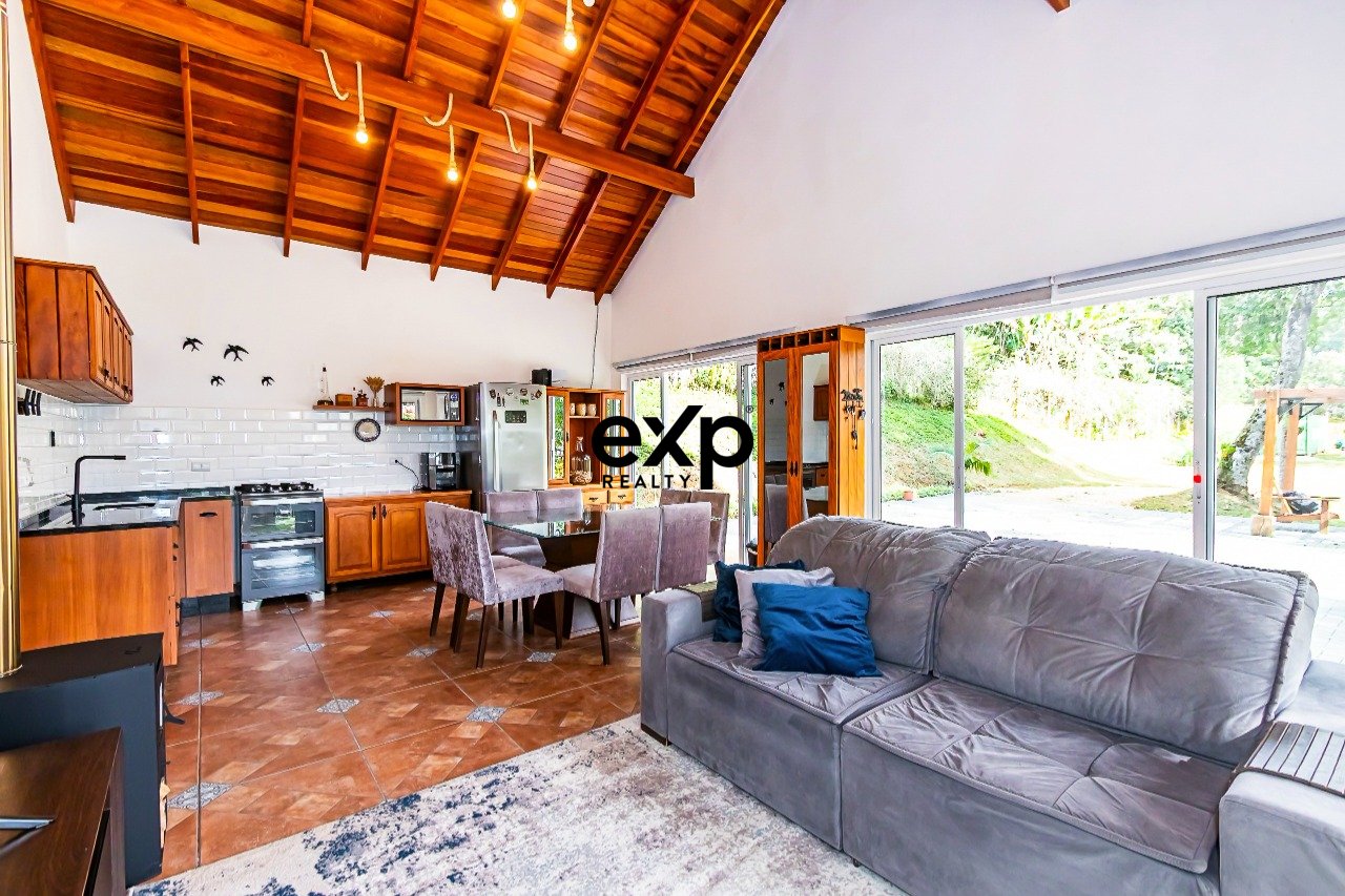 Chalé contemporâneo, próximo à Serra do Mar | P/ morar ou investir em Airbnb