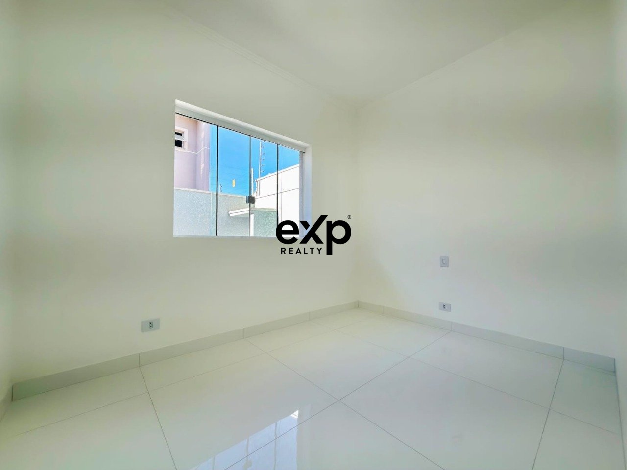 Casa Nova em Condomínio com Ático - Sitio Cercado - Curitiba- PR