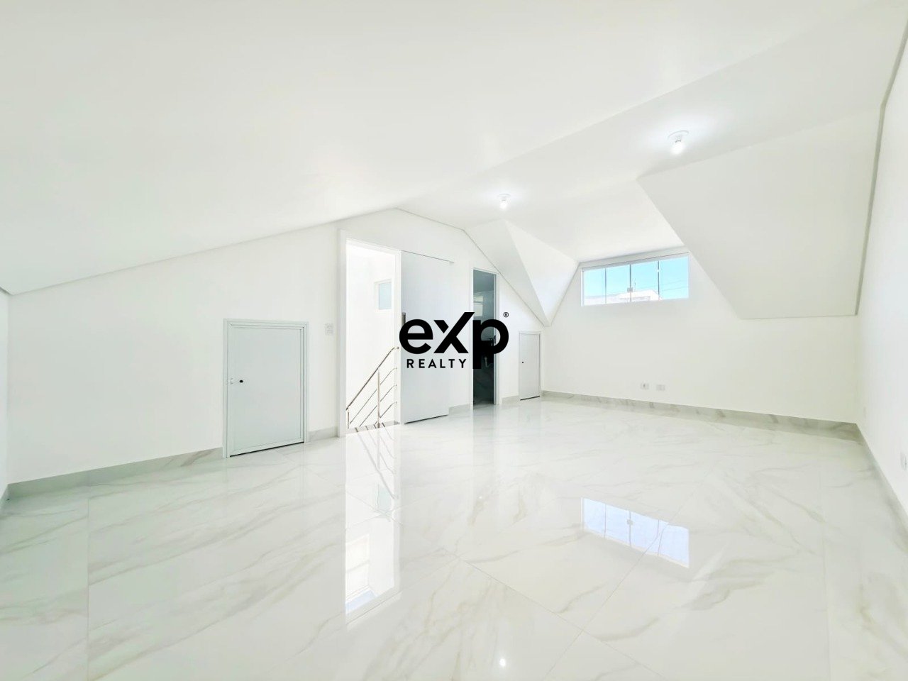 Casa Nova em Condomínio com Ático - Sitio Cercado - Curitiba- PR