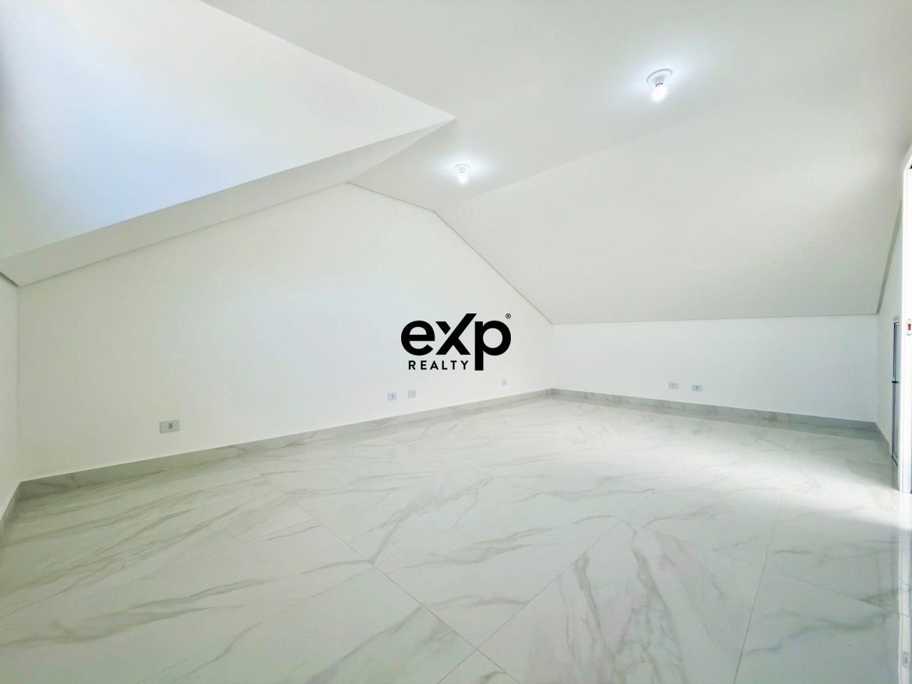 Casa Nova em Condomínio com Ático - Sitio Cercado - Curitiba- PR