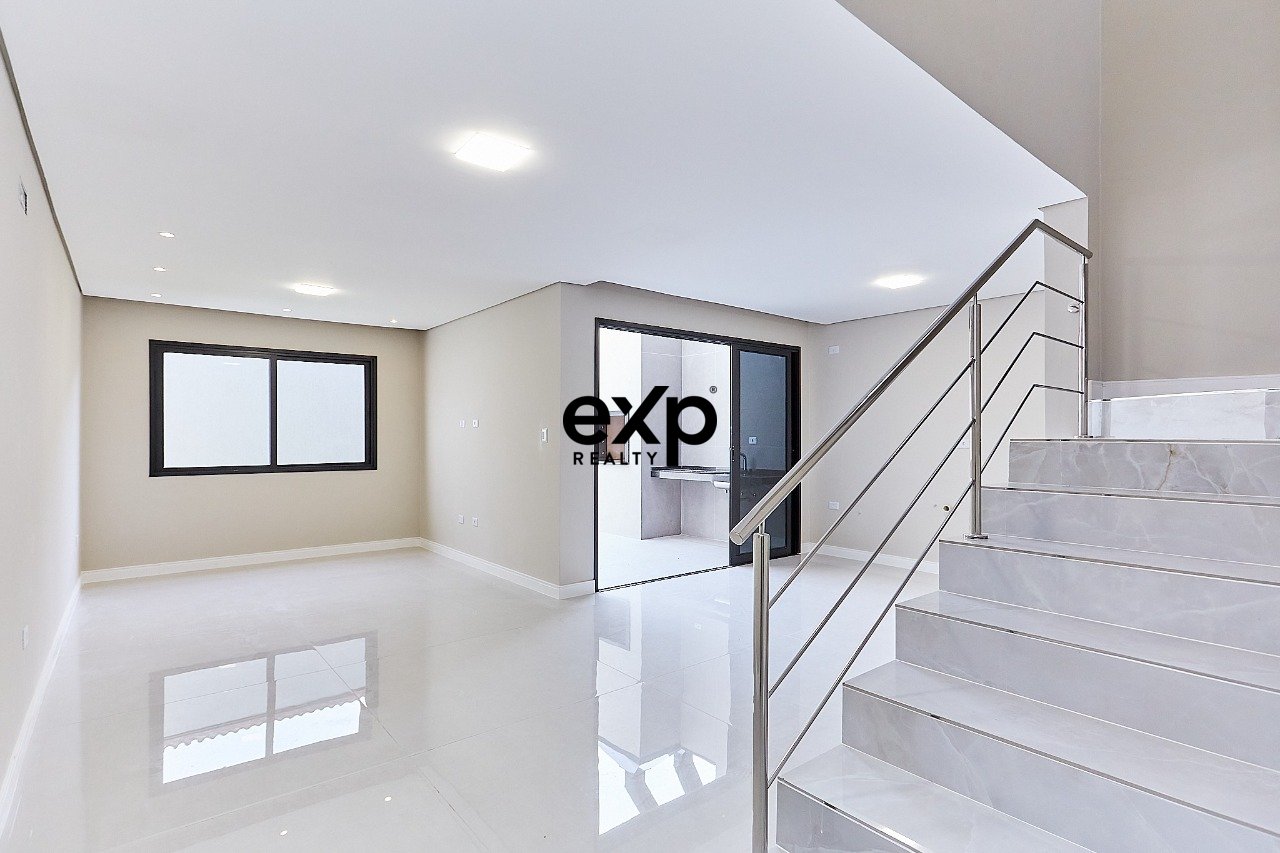 Sobrados Duplex Frente Rua com 3 Quartos sendo 1 Suíte à Venda no Bairro Cajuru Curitiba/PR