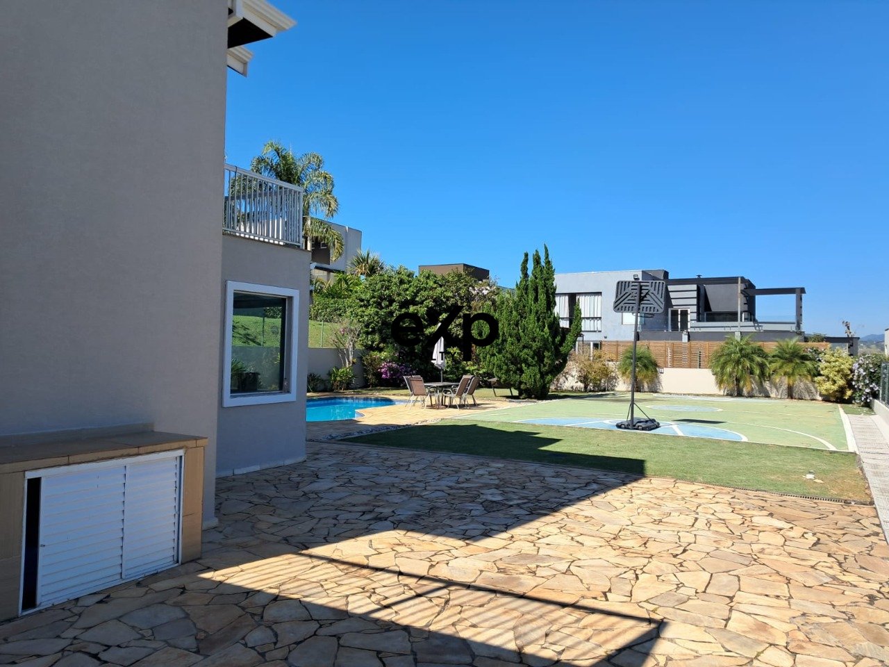 Sobrado 4 suítes em terreno de 800m - Lareira, piscina e quadra - venda ou locação