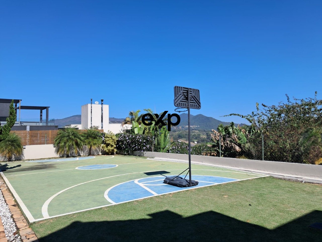 Sobrado 4 suítes em terreno de 800m - Lareira, piscina e quadra - venda ou locação
