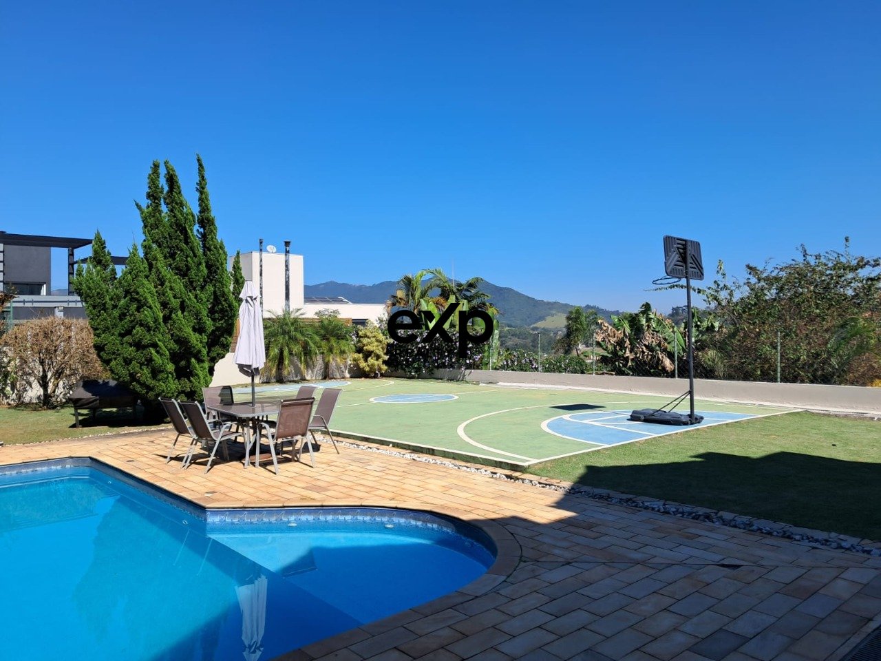 Sobrado 4 suítes em terreno de 800m - Lareira, piscina e quadra - venda ou locação