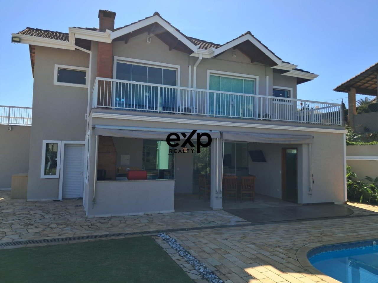 Sobrado 4 suítes em terreno de 800m - Lareira, piscina e quadra - venda ou locação