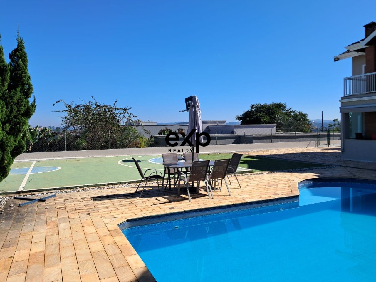 Sobrado 4 suítes em terreno de 800m - Lareira, piscina e quadra - venda ou locação