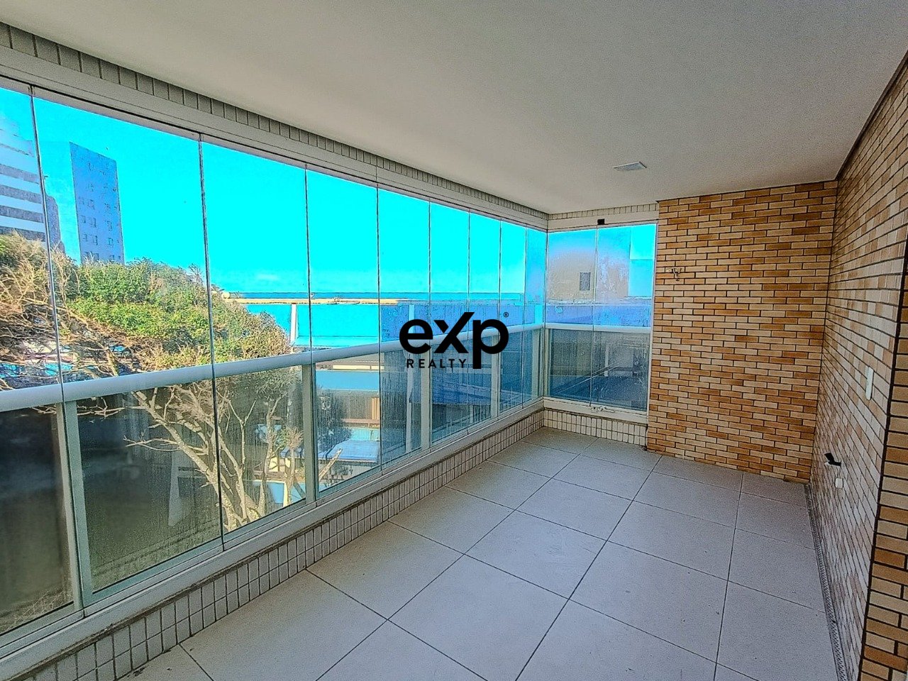 Apartamento 2/4 com Suíte e Varanda Gourmet no Residencial Miramar - Costa Azul