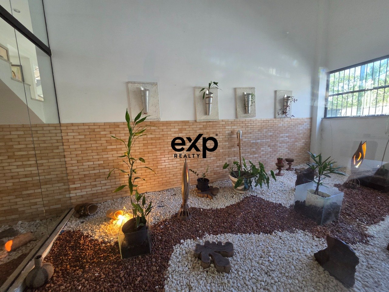 Casa de Alto Padrão para LOCAÇÃO com 5 suítes na Estrada do Coco