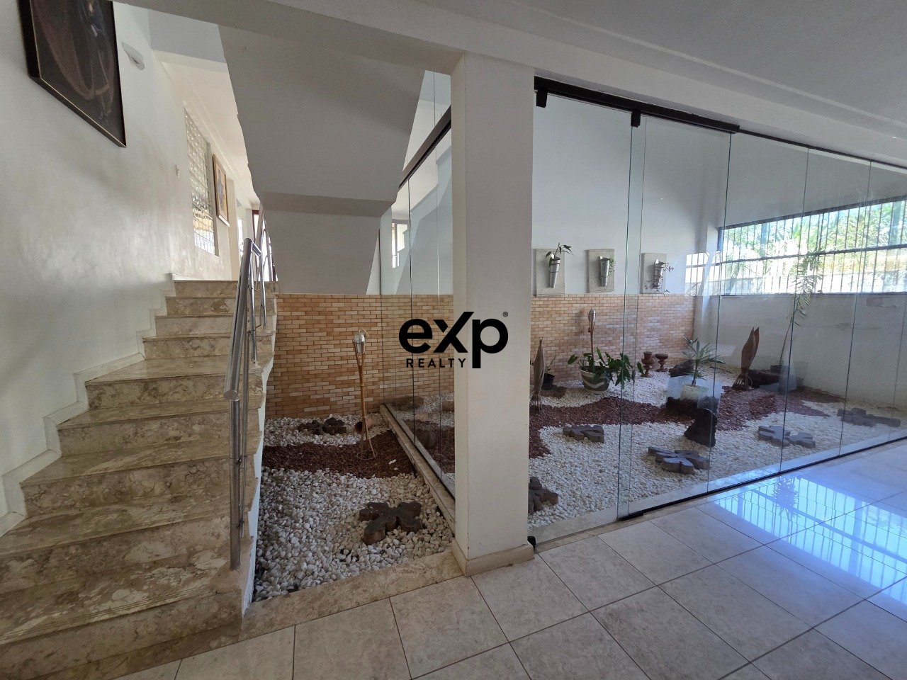 Casa de Alto Padrão para LOCAÇÃO com 5 suítes na Estrada do Coco