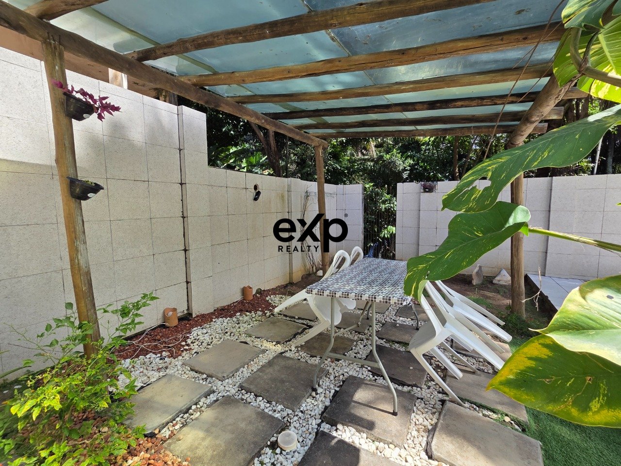 Casa de Alto Padrão para LOCAÇÃO com 5 suítes na Estrada do Coco