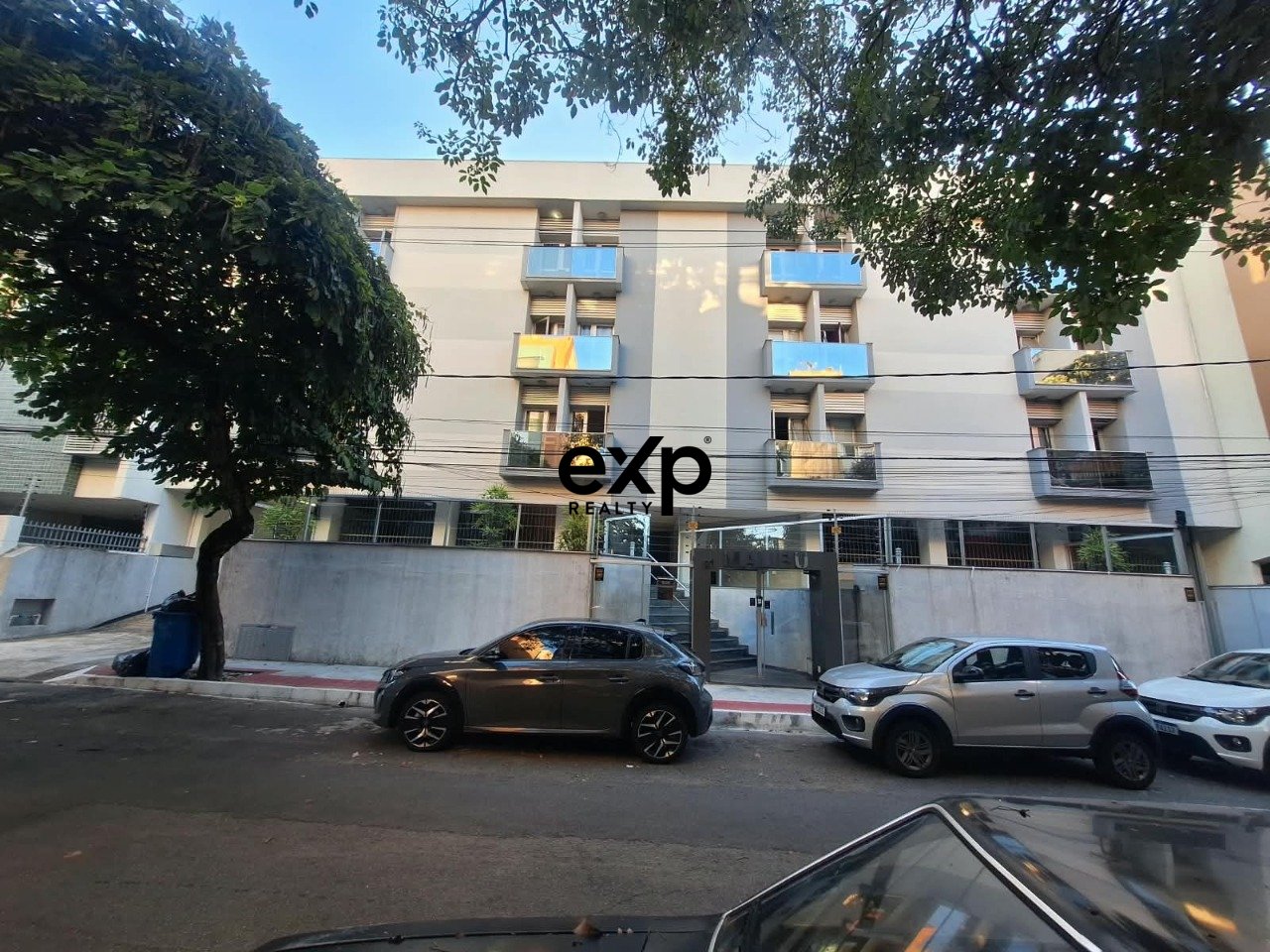 Frente, Sol Manhã em uma das melhoras ruas do bairro!!!