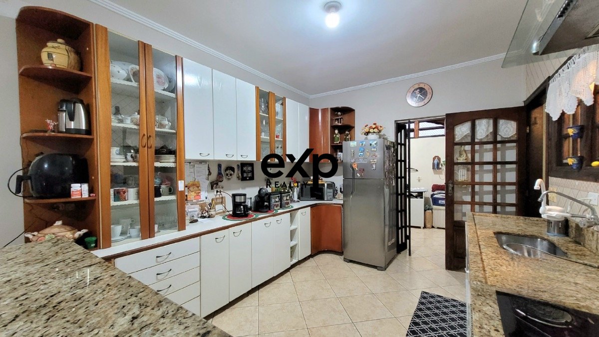 Casa para venda em Barcelona com 3 quartos, sendo 3 suítes, 306m²