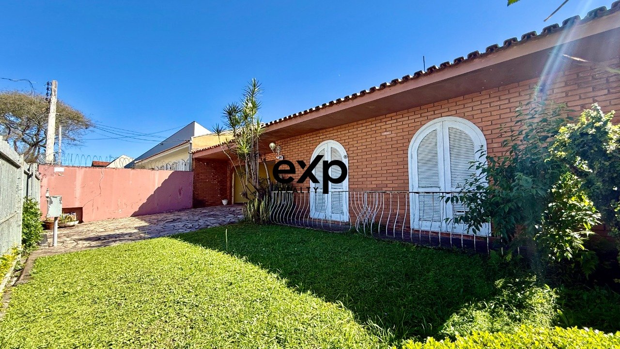Casa Térrea à Venda no Tarumã, Curitiba - 300 m², 3 Quartos, 1 Suíte e 4 Vagas