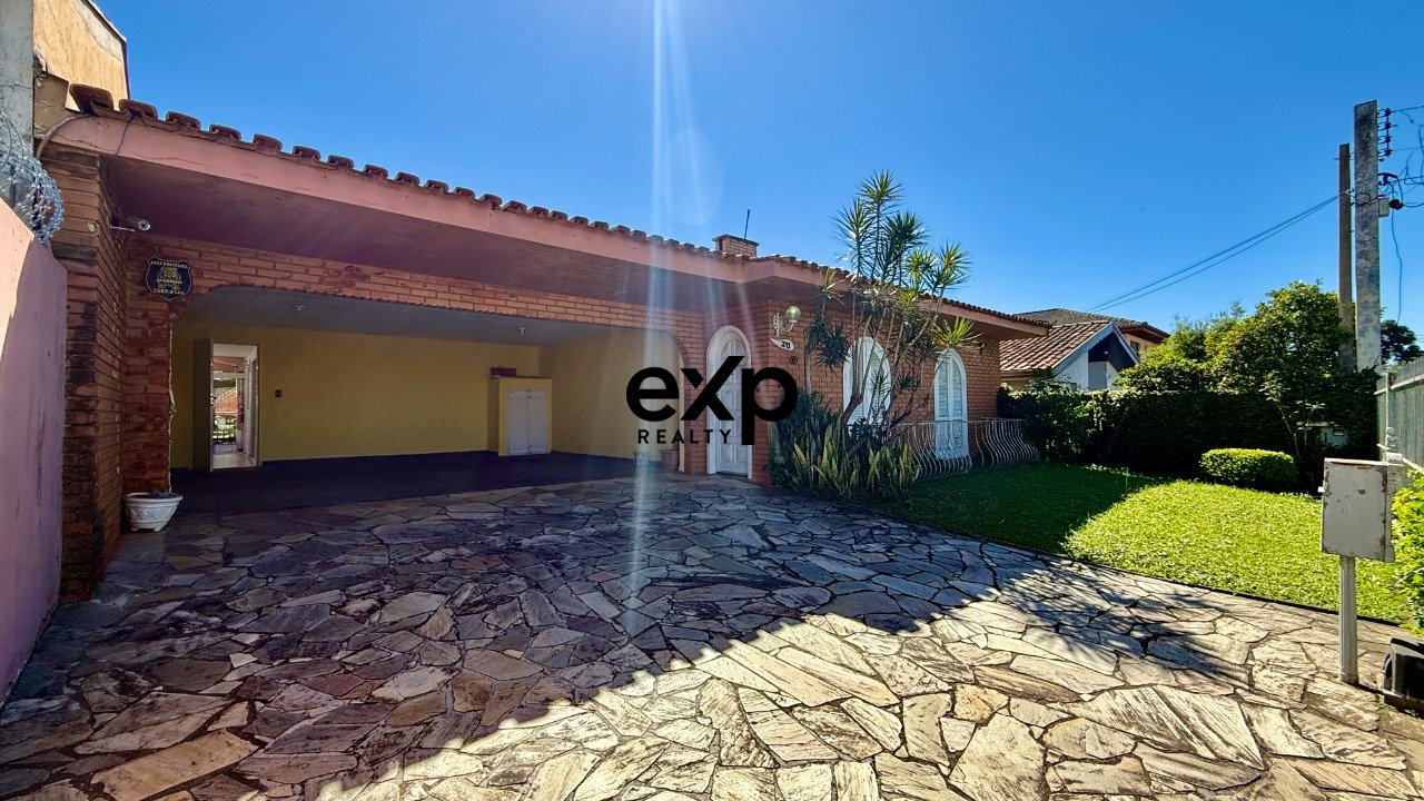 Casa Térrea à Venda no Tarumã, Curitiba - 300 m², 3 Quartos, 1 Suíte e 4 Vagas