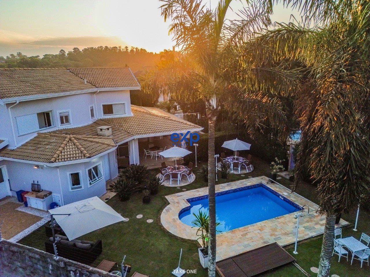 Casa 4 Suítes (1 Térrea) | Piscina e Gourmet | Escritório | Próx. Porto Seguro