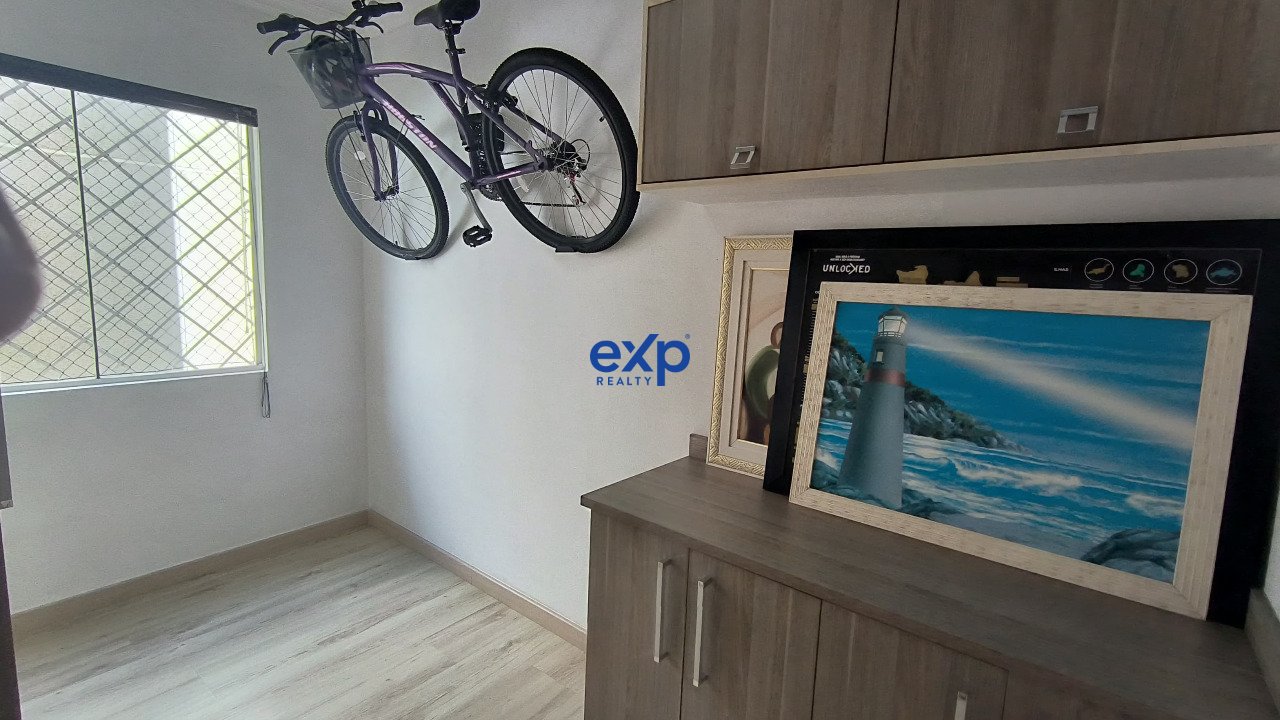 Apartamento semi mobiliado.