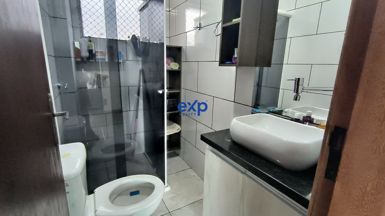 Apartamento semi mobiliado.