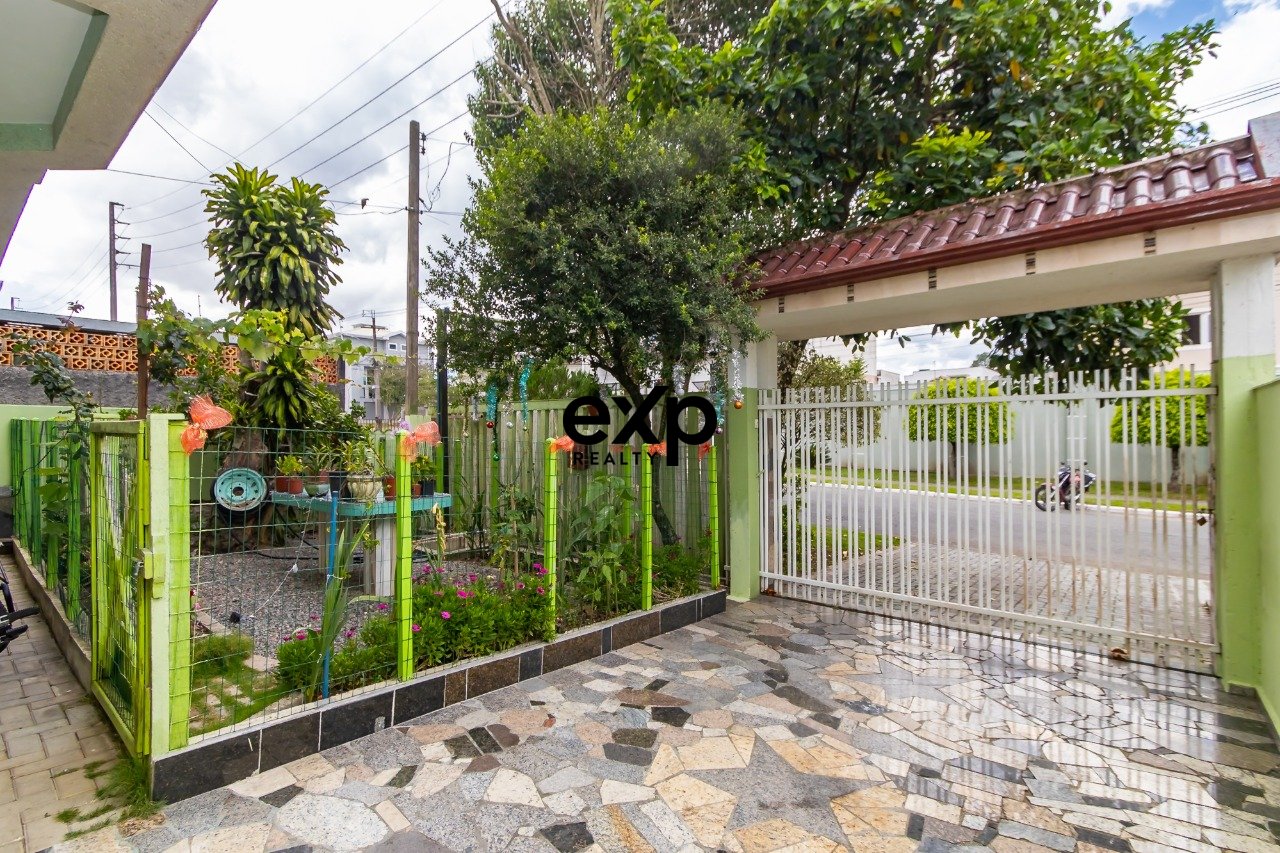 Alem do espaçoo de terreno com muito potencial, a localização é um pontos fortes desse sobrado com 154m².