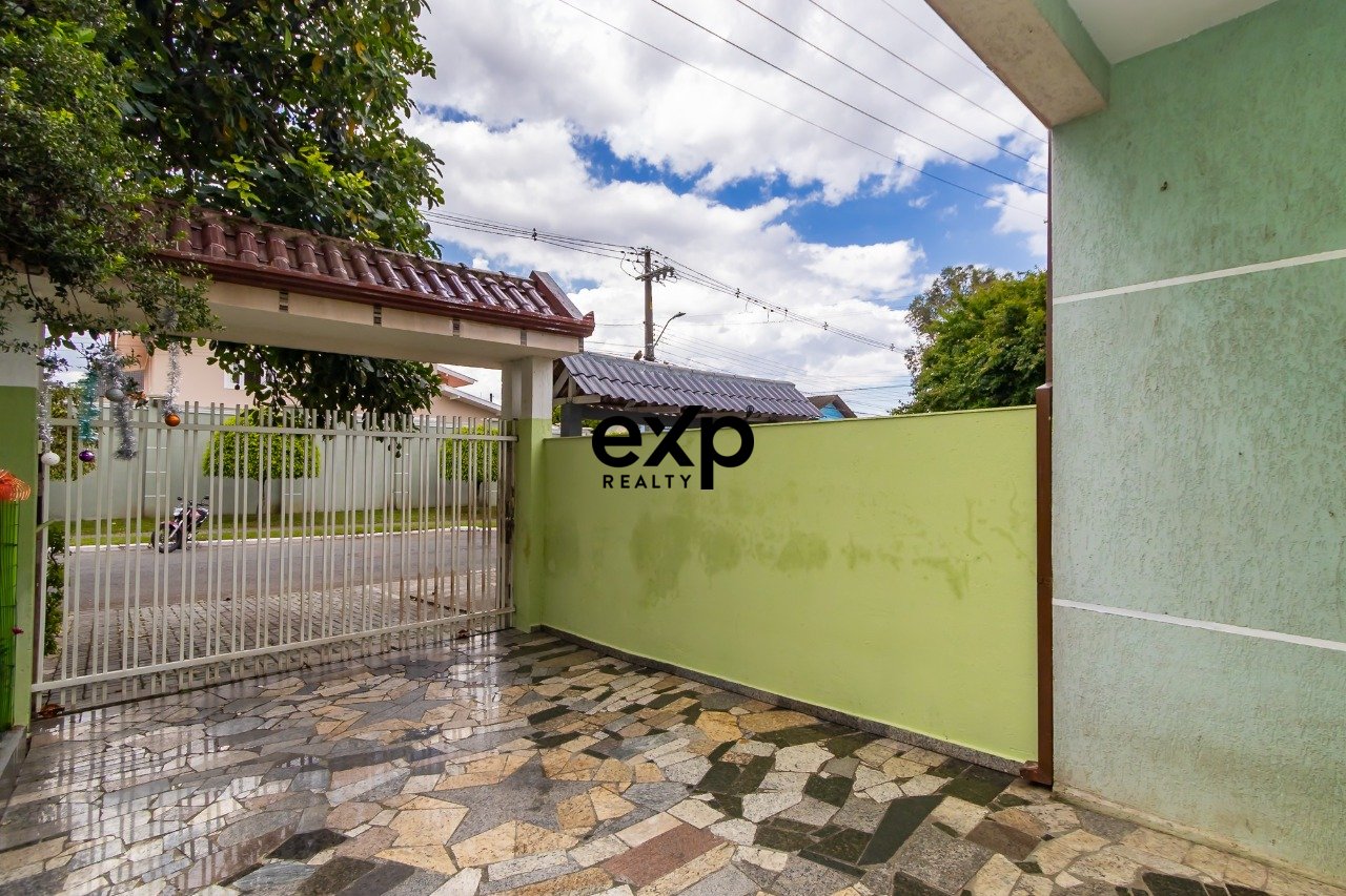 Alem do espaçoo de terreno com muito potencial, a localização é um pontos fortes desse sobrado com 154m².