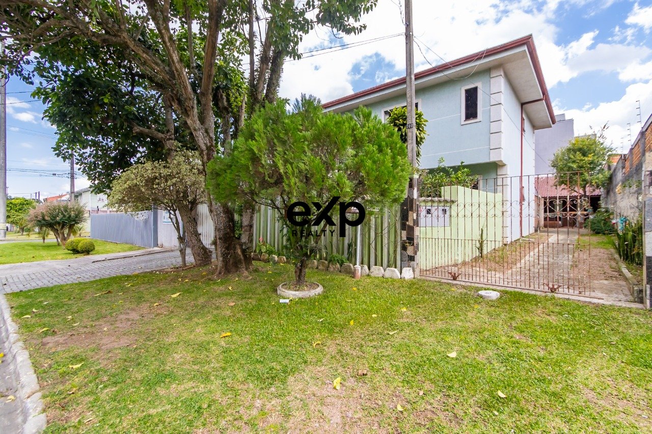 Alem do espaçoo de terreno com muito potencial, a localização é um pontos fortes desse sobrado com 154m².