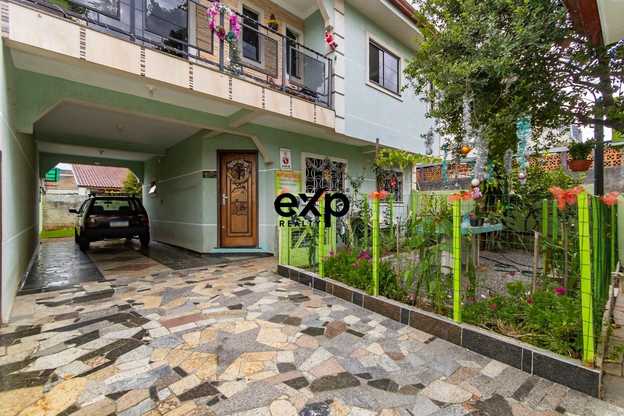 Alem do espaçoo de terreno com muito potencial, a localização é um pontos fortes desse sobrado com 154m².