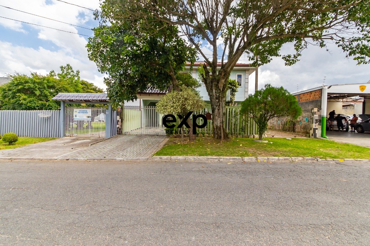 Alem do espaçoo de terreno com muito potencial, a localização é um pontos fortes desse sobrado com 154m².