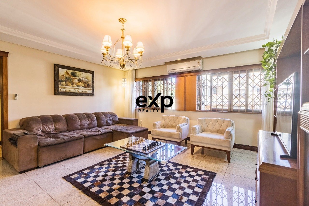 "Imperdível. Residência com 412m², Lareira, Piscina e Gabinete para seu Conforto!"