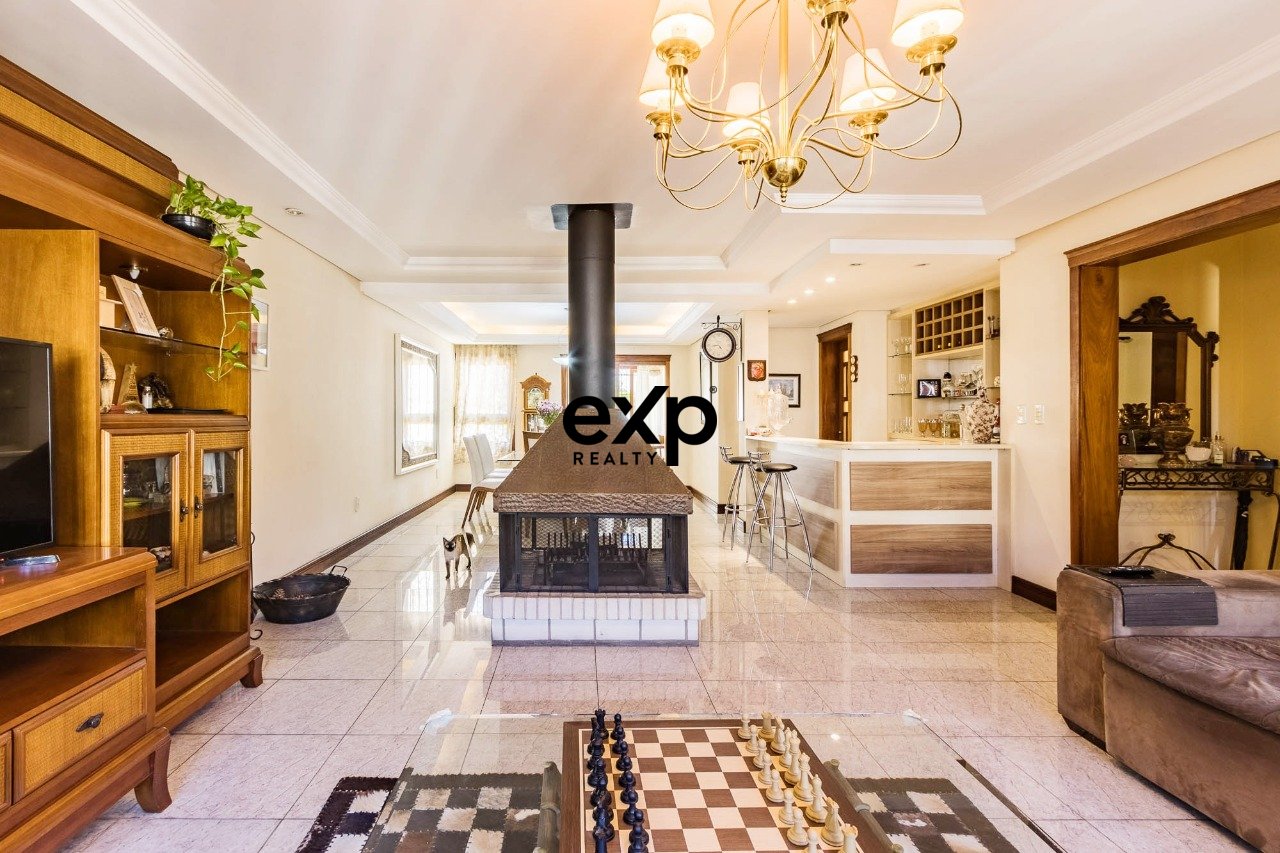 "Imperdível. Residência com 412m², Lareira, Piscina e Gabinete para seu Conforto!"