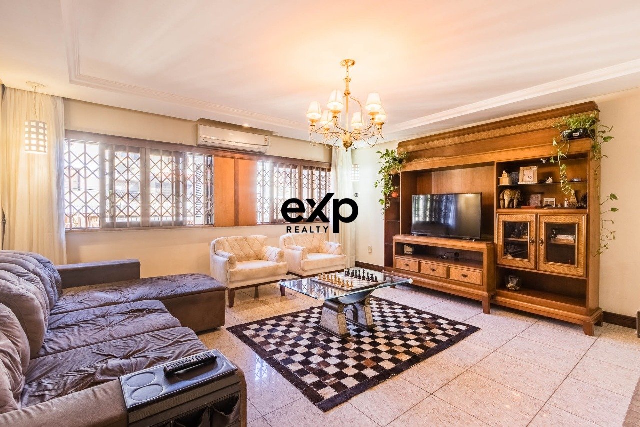 "Imperdível. Residência com 412m², Lareira, Piscina e Gabinete para seu Conforto!"