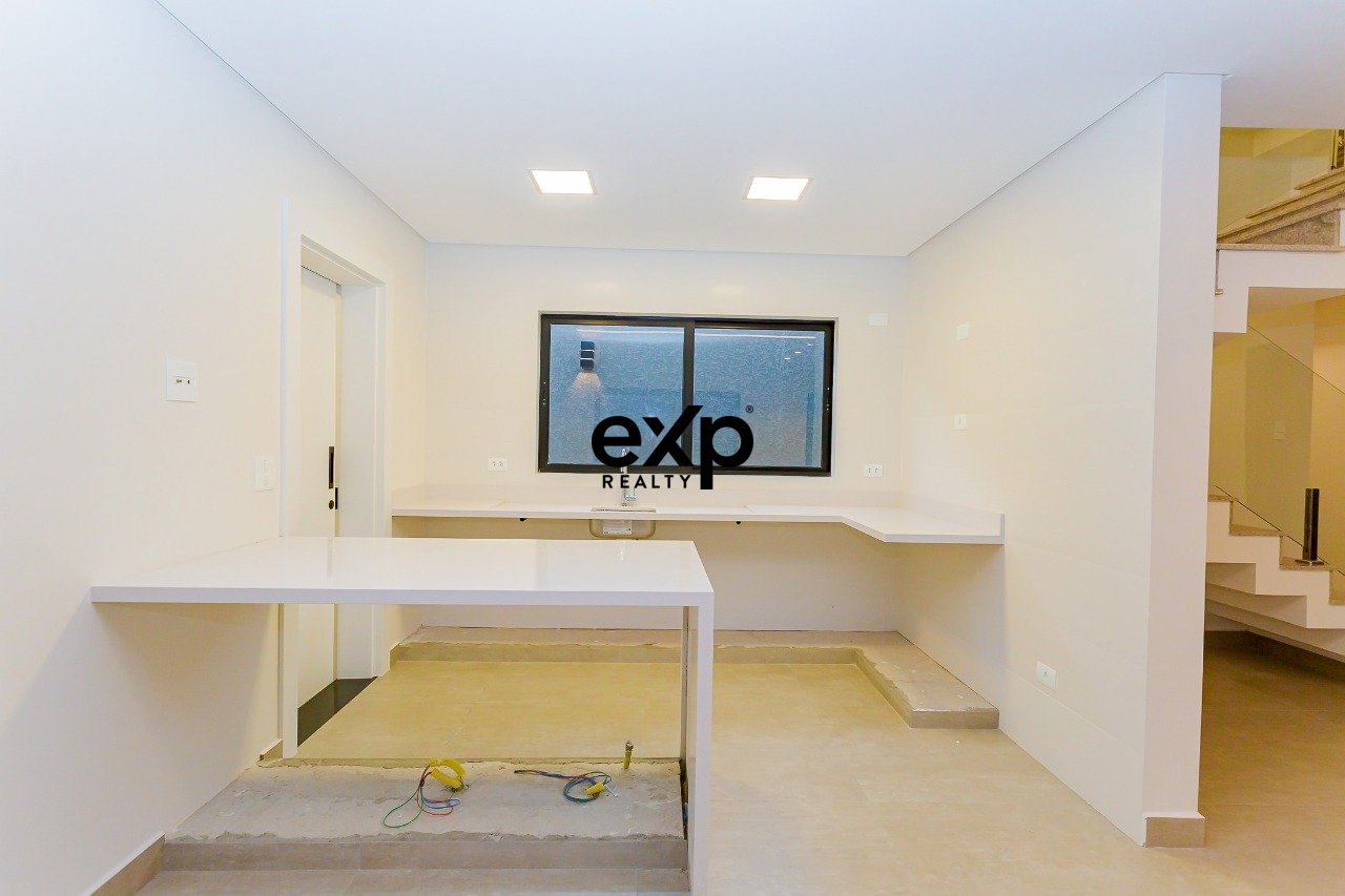 Sobrado alto padrão - Ecoville, 194m², 4 Quartos, 5 Banheiros e Terraço Gourmet com Jacuzzi