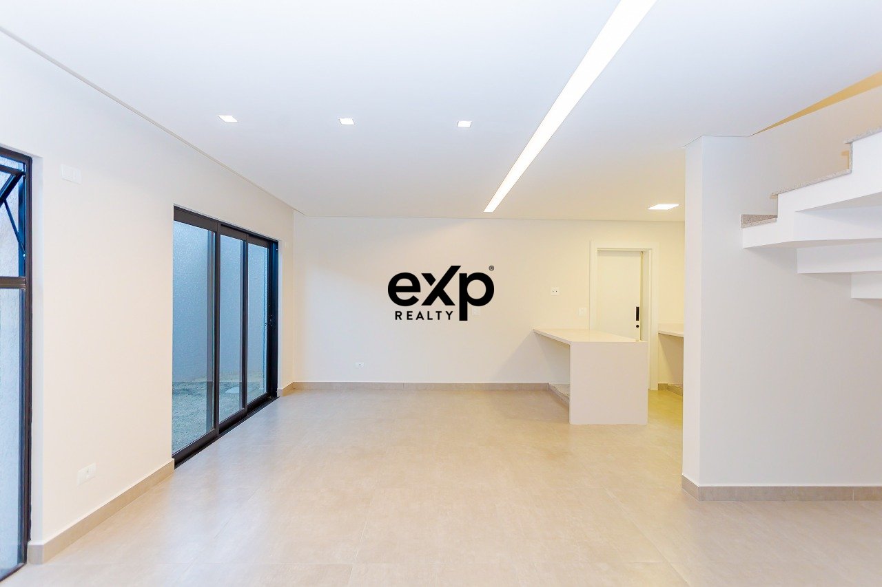 Sobrado alto padrão - Ecoville, 194m², 4 Quartos, 5 Banheiros e Terraço Gourmet com Jacuzzi