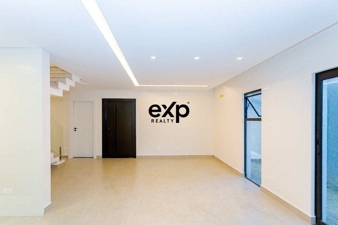 Sobrado alto padrão - Ecoville, 194m², 4 Quartos, 5 Banheiros e Terraço Gourmet com Jacuzzi