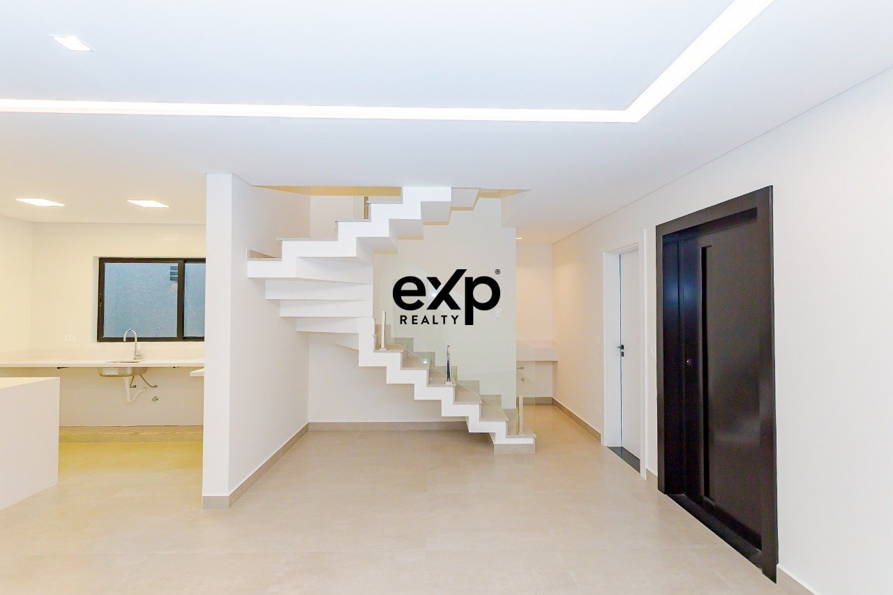 Sobrado alto padrão - Ecoville, 194m², 4 Quartos, 5 Banheiros e Terraço Gourmet com Jacuzzi